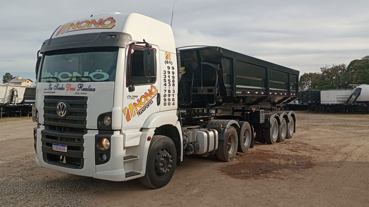 Foto de Caminhão Volkswagen branco com caçamba 30 metros