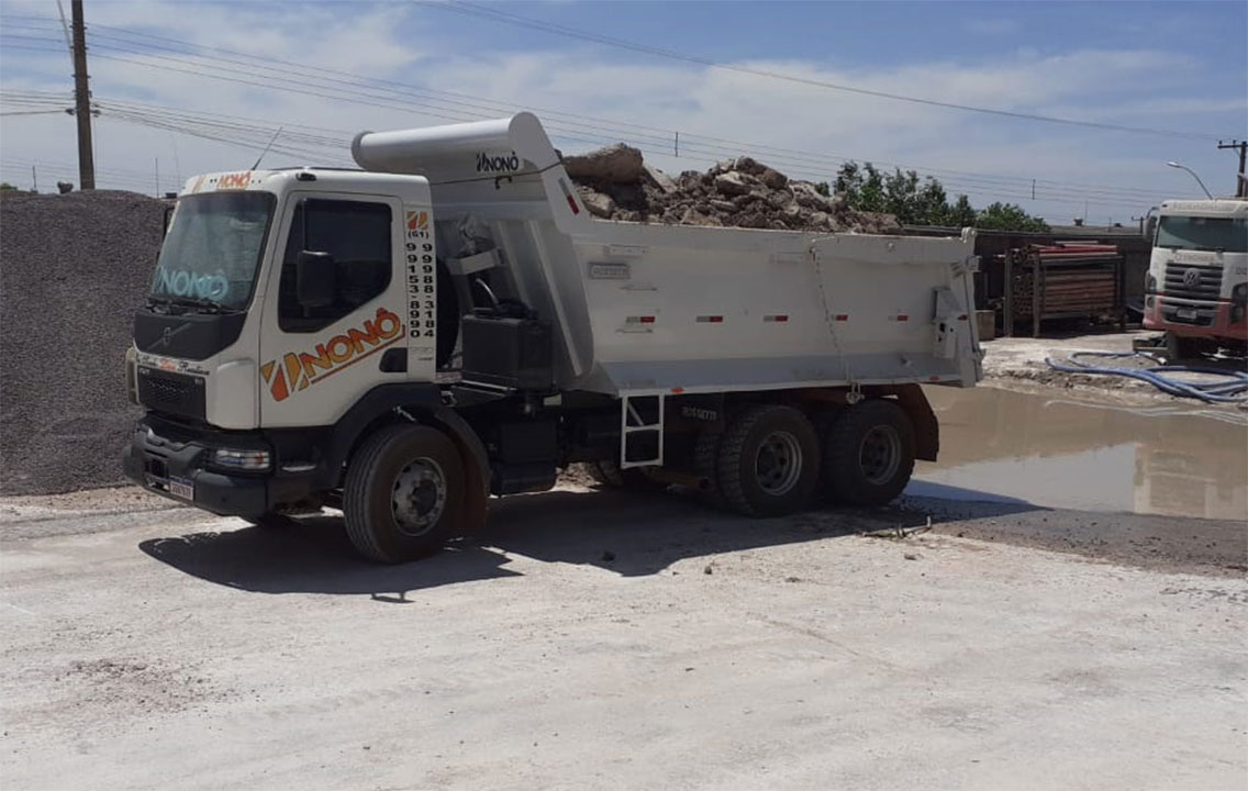 Foto de Caminhão Volvo branco com Caçamba