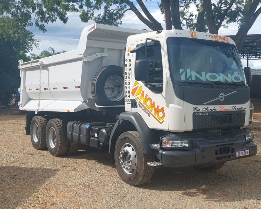 Foto de Caminhão Volvo branco com Caçamba