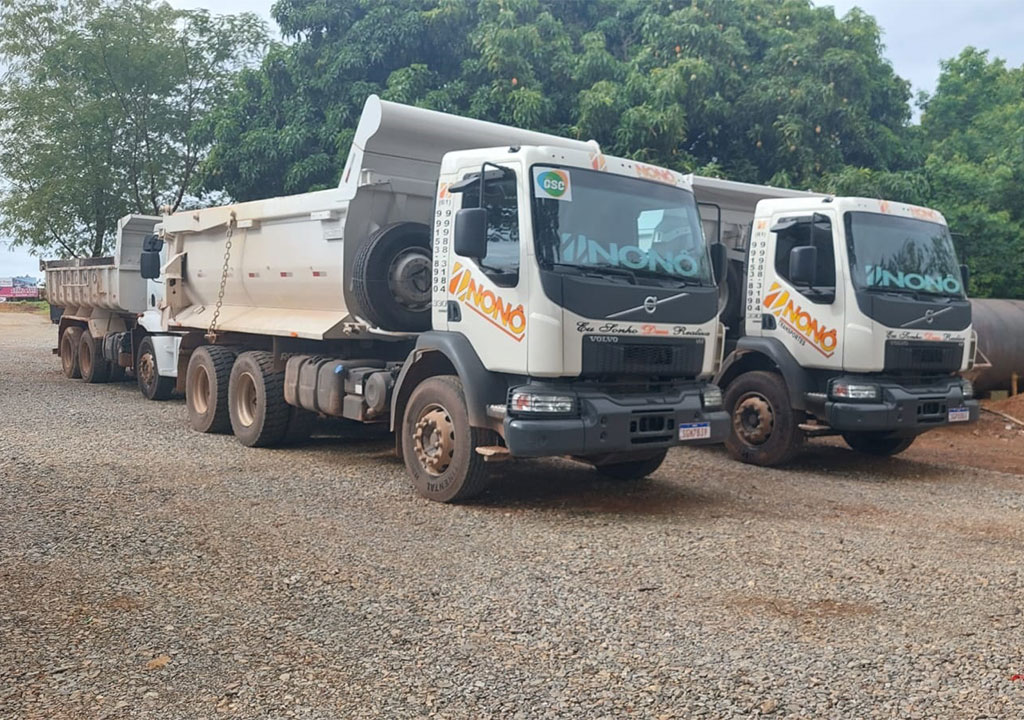 Foto de Caminhões com caçambas